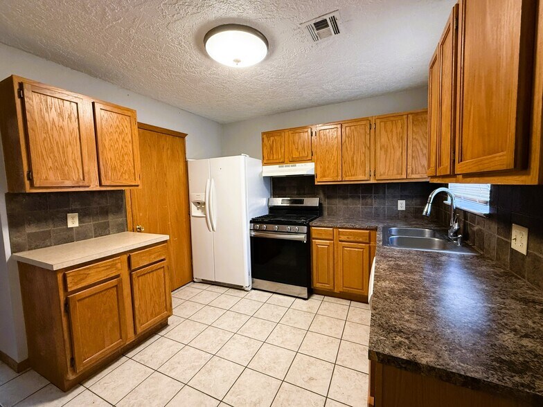 Building Photo - 2256 S Bonn St