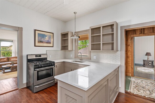 Building Photo - 806 E Main St