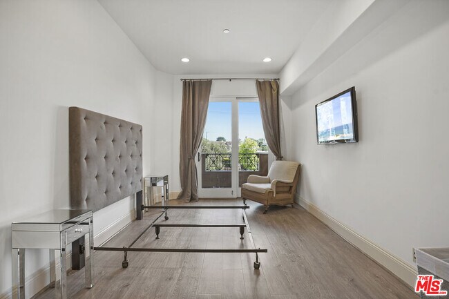 Building Photo - 16123 W Sunset Blvd