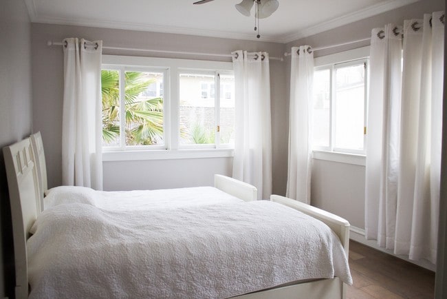 Twin Beds - Bedroom - 804 The Strand