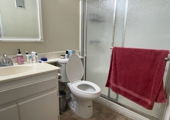 Building Photo - Updated 2nd Floor Corner Unit -3425 E. 15t...