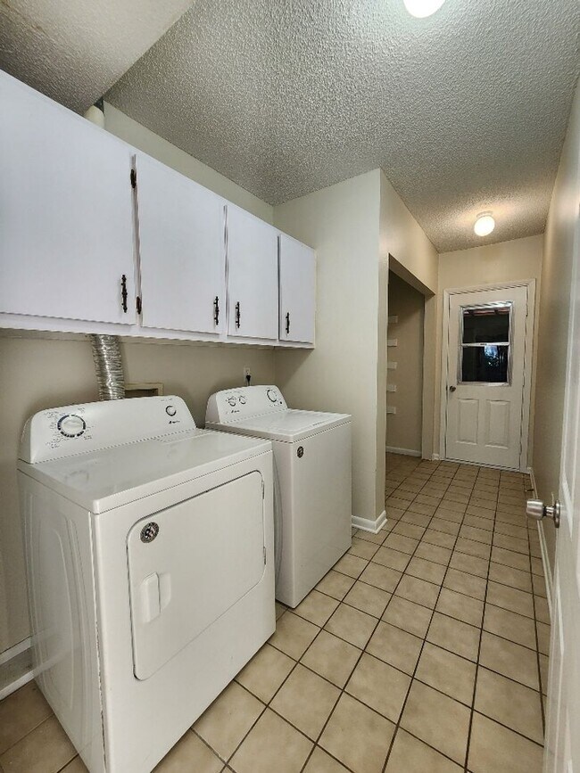 Building Photo - Gorgeous 3-Bedroom, 2.5-Bathroom Townhome ...