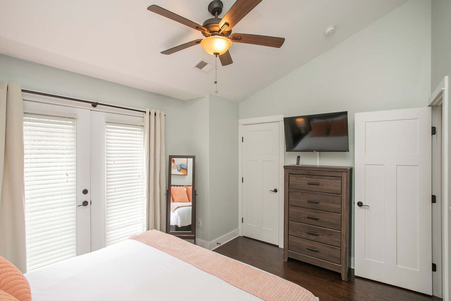 Building Photo - 1106B Stratford Ave