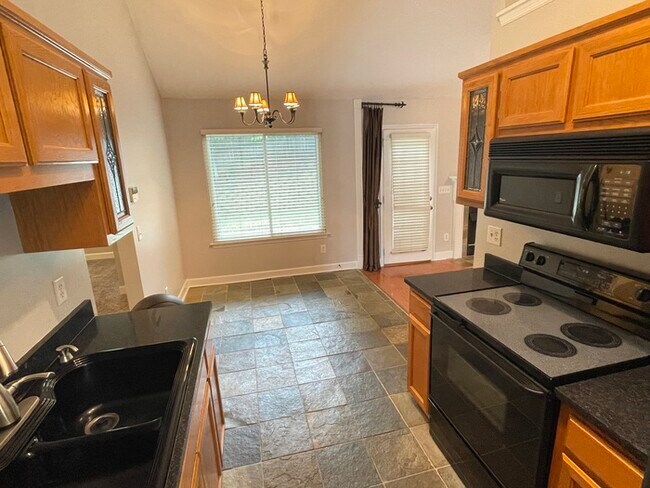 Building Photo - Hickory Hills home with fenced yard and deck!