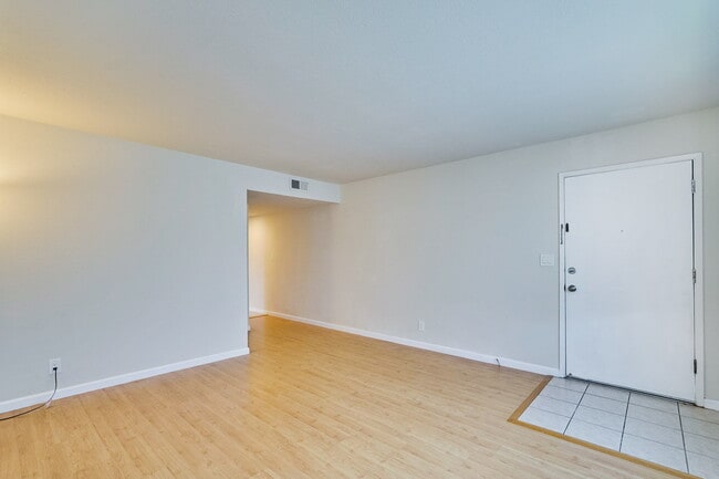 Building Photo - Conveniently located 2BR/1.5BA townhome style duplex unit in Sunnyvale