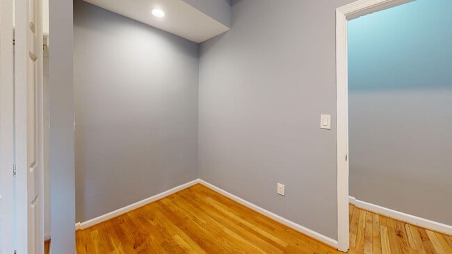 Building Photo - Le Droit Park Renovated Three Bedroom W/Pa...