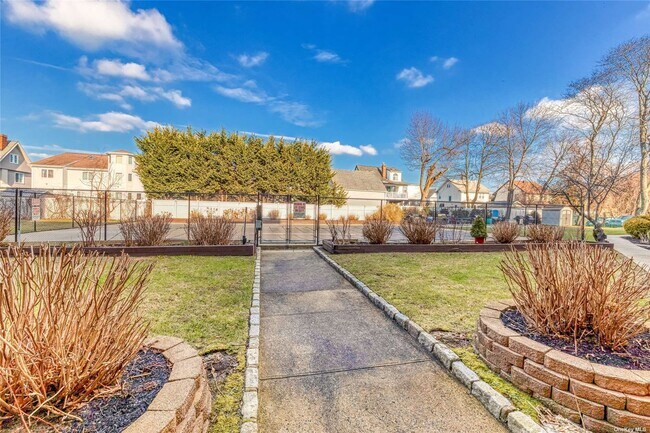 Building Photo - 250 W Merrick Rd