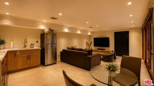 Building Photo - 8740 St Ives Dr