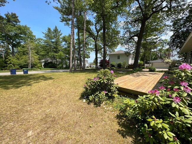 Building Photo - The Little Bungalow of Your Dreams Near East Bay! 2BR / 1BA Long-Term Rental