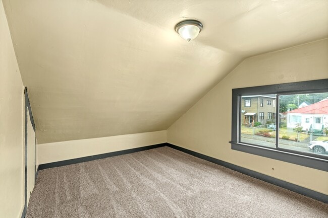 Building Photo - 121 N D St