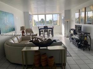 Primary Photo - 5005 Collins Ave