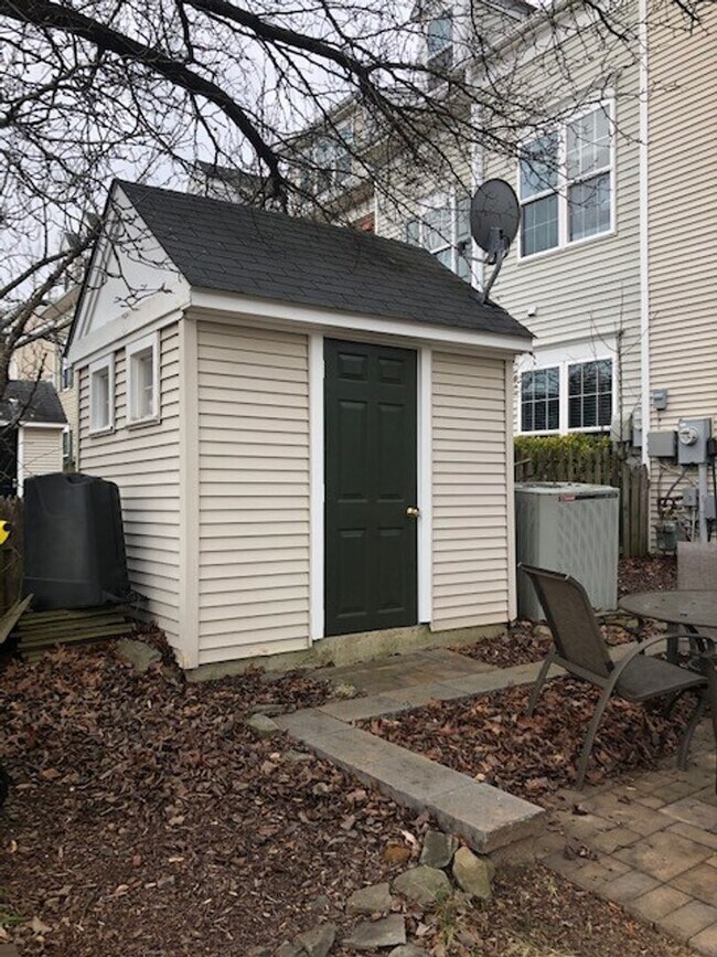 Building Photo - 3-bed 2.5-bath End-Unit Townhouse in desirable Piney Orchard Community