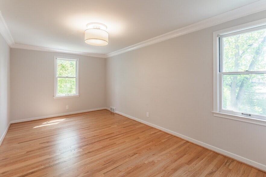 Building Photo - 906 Putney St