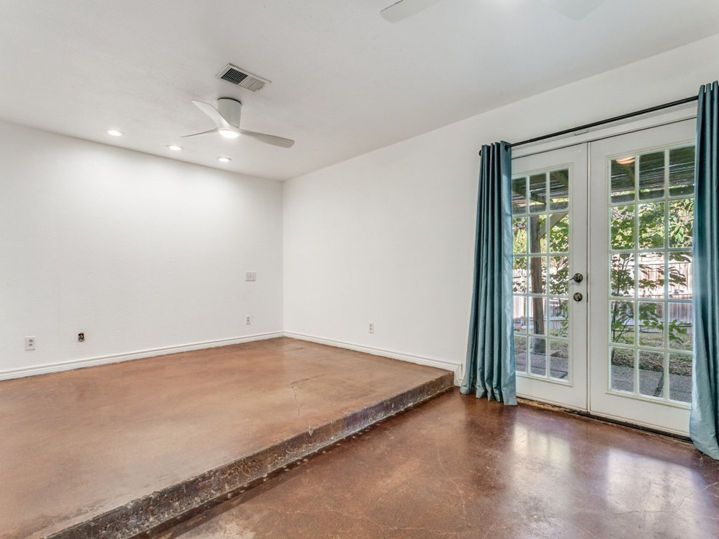 Building Photo - 12411 Ln Lira St