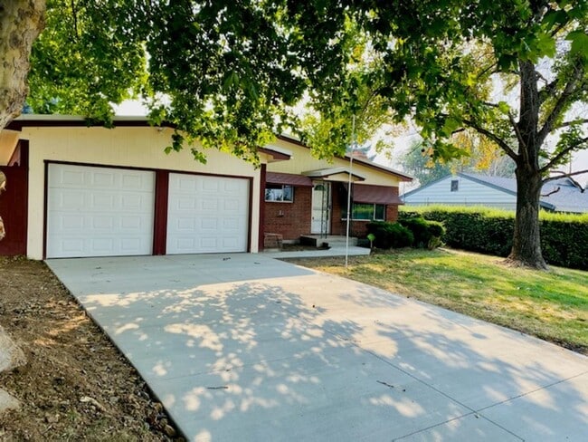 Building Photo - 205 S 46th Ave