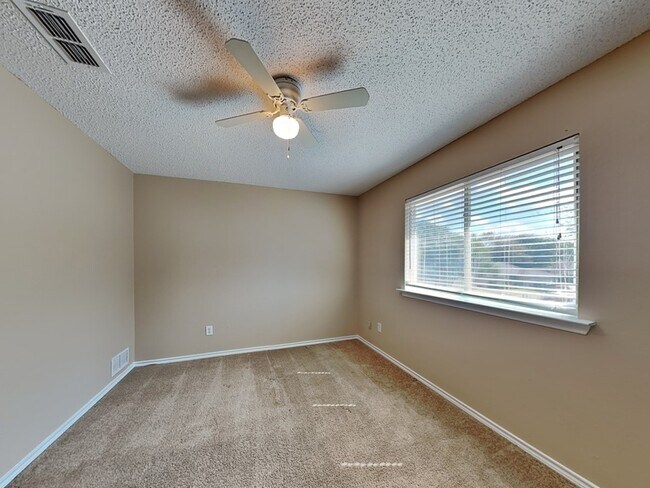 Building Photo - 1017 Woodall Dr