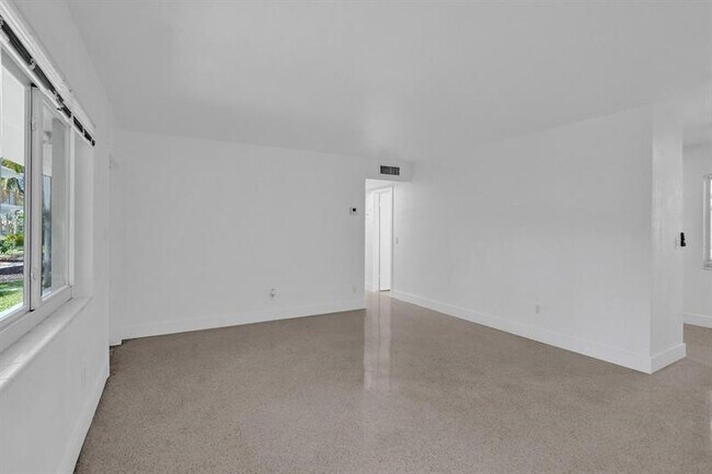 Building Photo - 1821 Middle River Dr