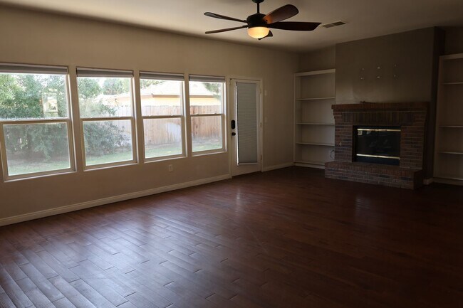 Building Photo - Beautiful home with paid Solar in Seven Oaks!