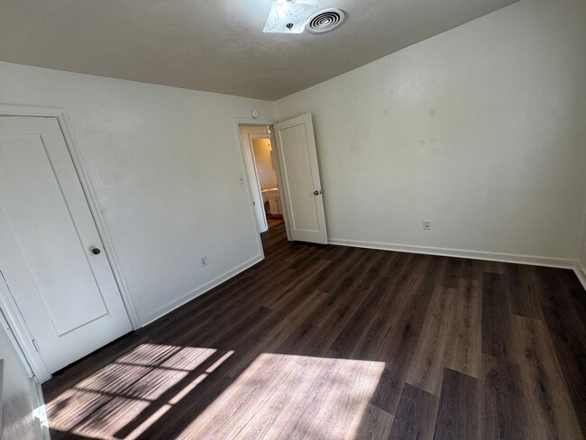 Building Photo - Cozy 2 Bed, 1 Bath House with Updated Floo...