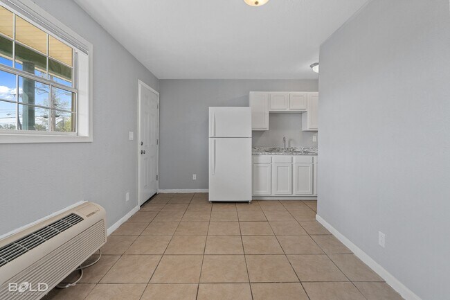 Building Photo - 1820 E Texas St