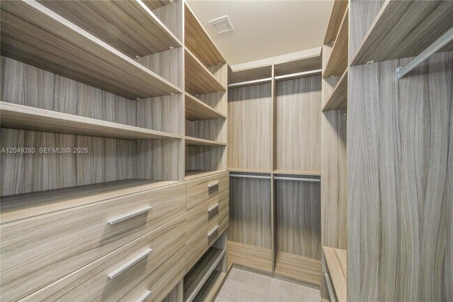 Building Photo - 1300 Brickell Bay Dr