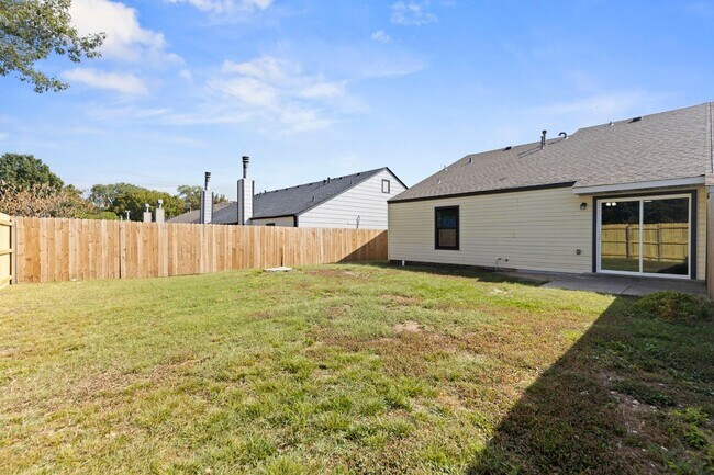 Building Photo - Fully Renovated 3 Bedroom Duplex in the heart of Broken Arrow