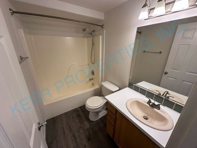 Building Photo - FREE RENT! Charming 2-Bed Condo Retreat in Milwaukie – Cozy 900 Sq Ft Living!