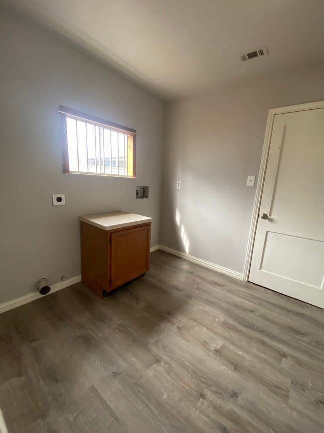 Building Photo - 3803 Poinsettia Dr