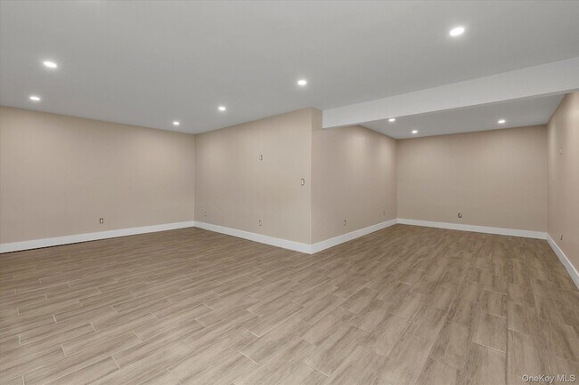 Building Photo - 85 Clement St