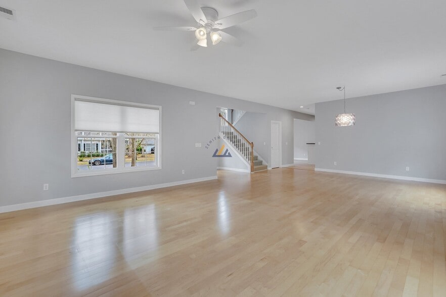 Building Photo - 76 Westbury Park Way