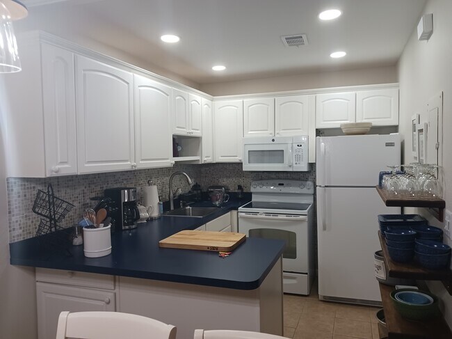 Building Photo - 7153 W Country Club Dr N