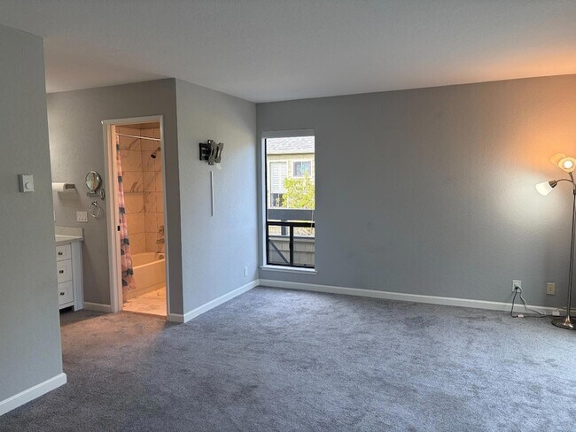 Building Photo - 1157 Shoreline Dr