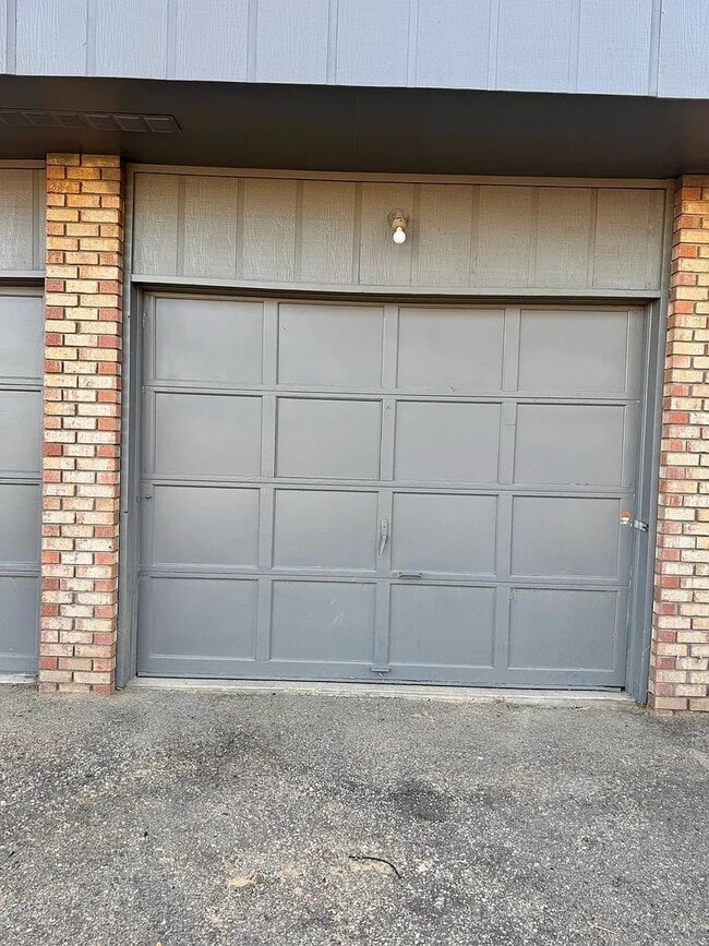 Building Photo - Two Bedroom Condo With Detached Garage in 4-Plex
