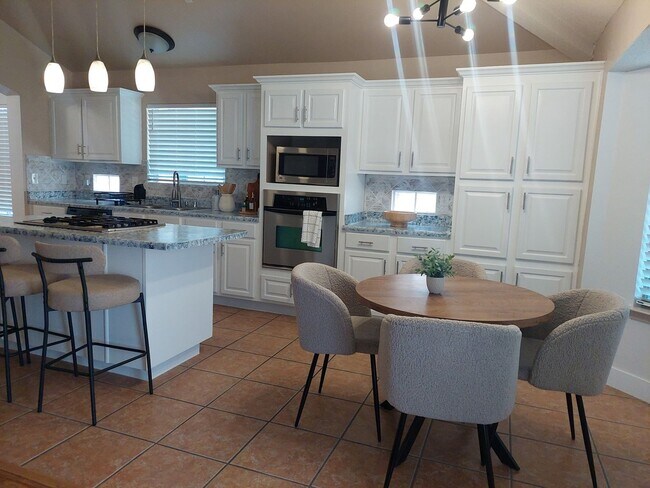 Building Photo - 4 BEDROOM 2 BATHROOM HOME 3 CAR GARAGE HOM...