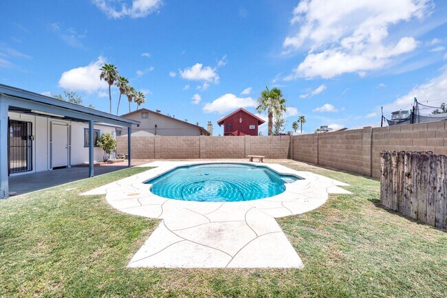Building Photo - Great 3 bed 2 bath home with a pool!