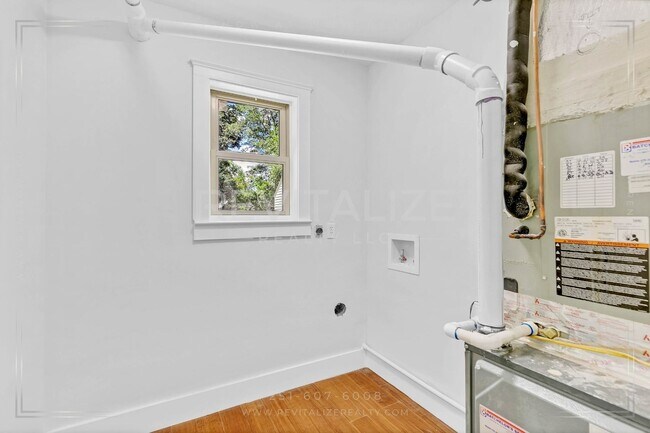 Building Photo - Newly Renovated 3 Bed / 2.5 Bath with Doub...