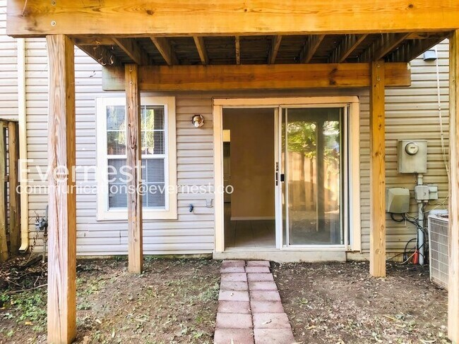 Building Photo - 3 Bed/3.5 Bath Townhome with Fenced Yard / Available Soon!