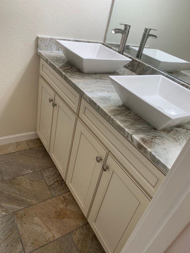 Building Photo - Enjoy this beautifully updated 3 Bed/2.5 Bath Townhome  **Military Discount Available**50% OFF 1s...