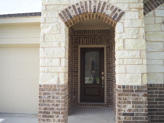 Building Photo - 1800 Lake Grove Dr