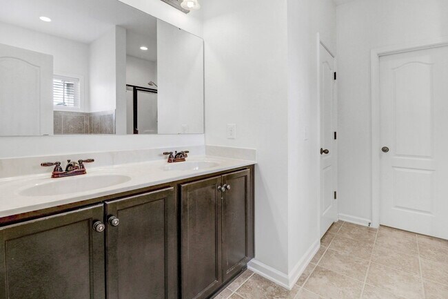 Building Photo - 111 E Berkshire Ct