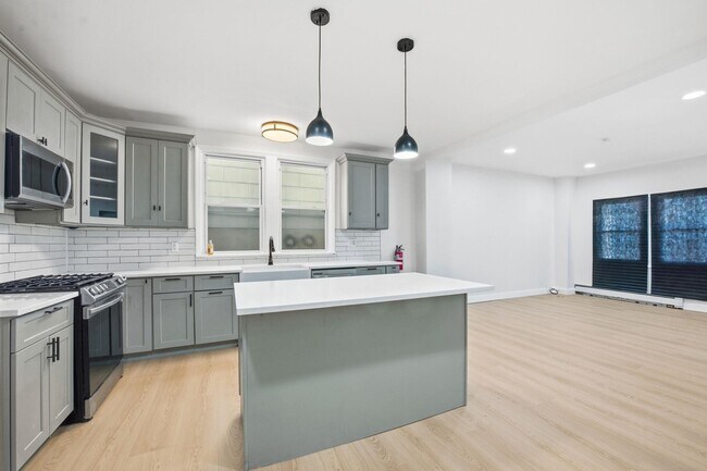 Building Photo - 139 W 51st St