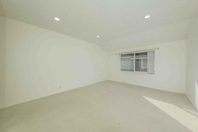 Building Photo - Conveniently located 2 Bedroom Condo in Bu...