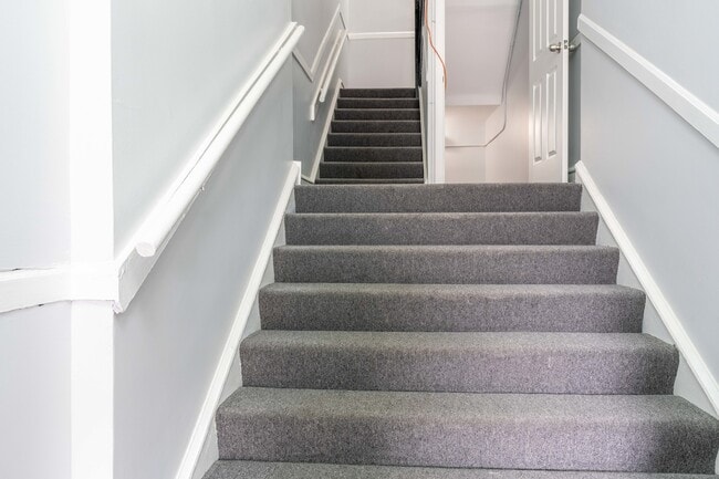 Building Photo - 6239 N Western Ave