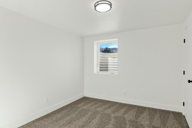 Building Photo - 1335 E Lester Dr