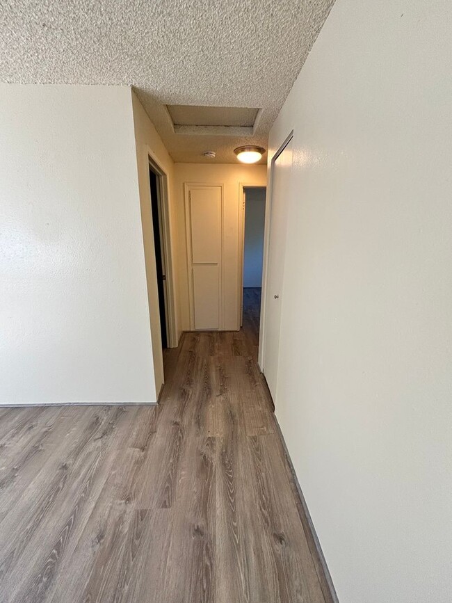 Building Photo - 2 Bed Duplex with garage available now!