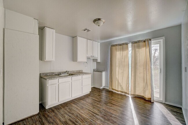 Building Photo - 3 Bed 1 Bath in Del City!