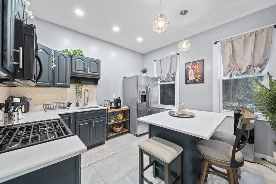 Building Photo - 20 W 48th St