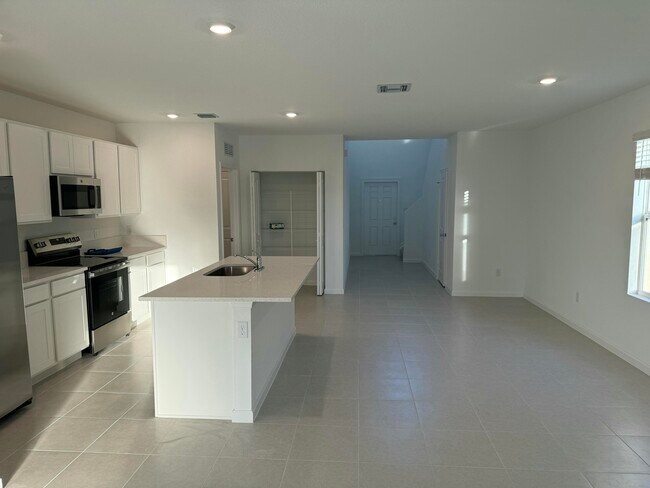 Building Photo - 673 Carlyle Way