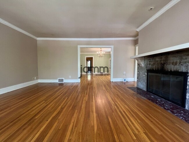 Building Photo - 3232 Clarendon Rd