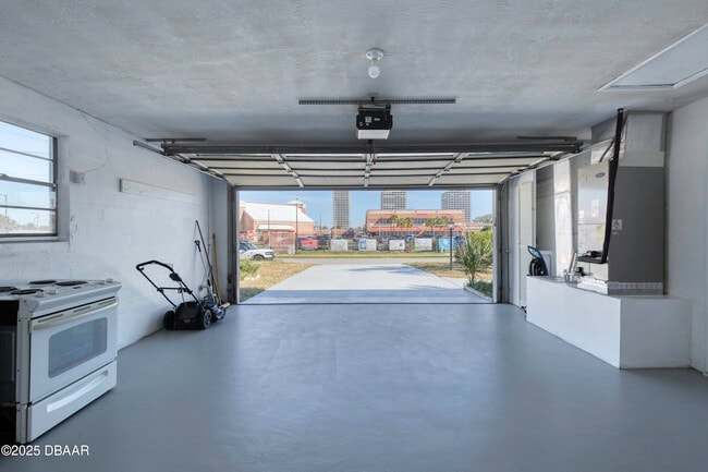 Building Photo - 3041 N Oleander Ave